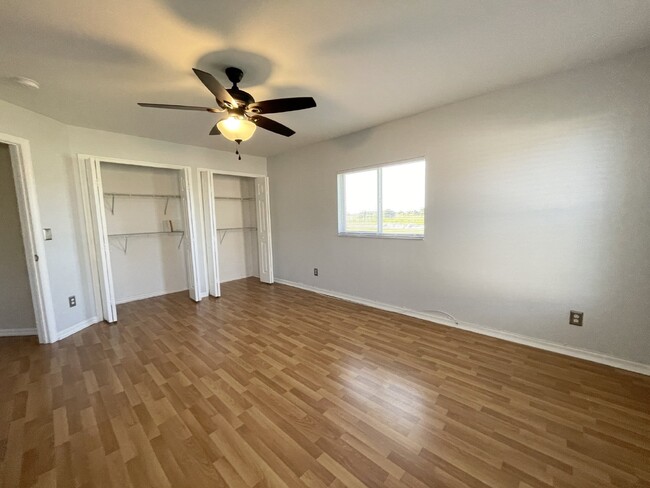 Building Photo - Available Immediately! 3 bedroom PLUS Den-...