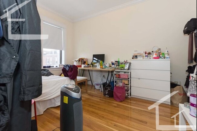 Building Photo - Sunny 4-bed, 2-bath in Allston Near the T-  Huge Bedrooms!