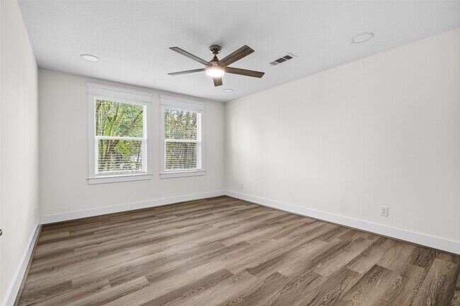 Building Photo - 1037 Town Pl St