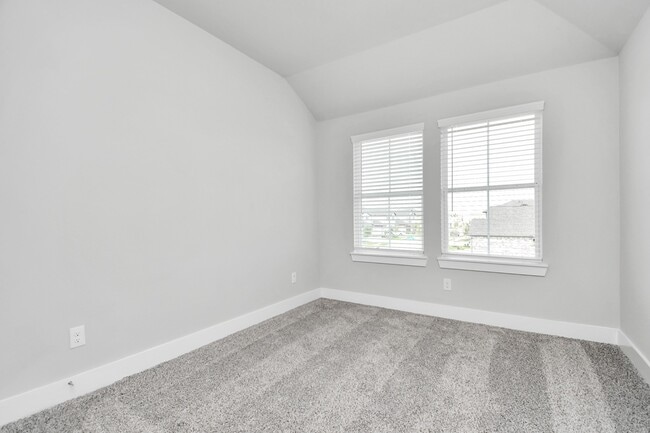 Building Photo - 21047 Bay Vlg Dr