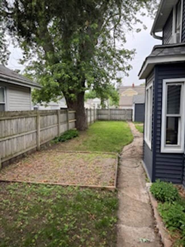 Building Photo - 3 Bedroom / 1 Bathroom Private Fenced Yard...