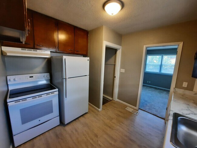 Building Photo - 3 Bedroom Home with a Fenced Yard and BEAU...