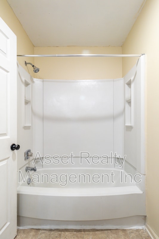 Building Photo - 1405 Wenlock Rd