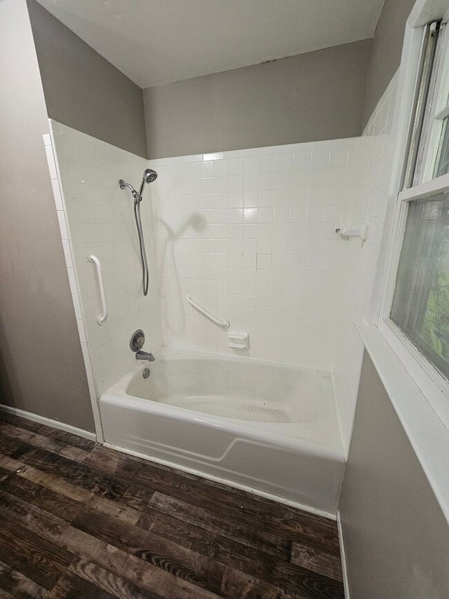 Building Photo - 3 Bedroom | 2 Bathroom | 2 Car Garage | Springfield MO!