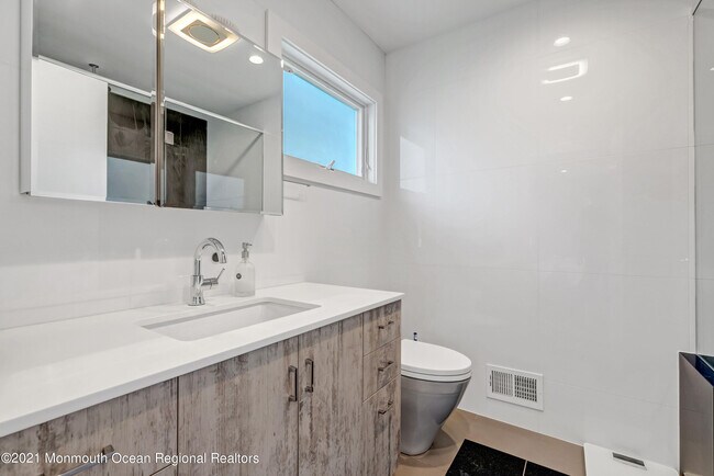 Building Photo - 410 Wells Ave