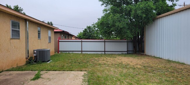 Building Photo - GREAT THREE BEDROOM 2 BATH HOME IN NORTH CLOVIS