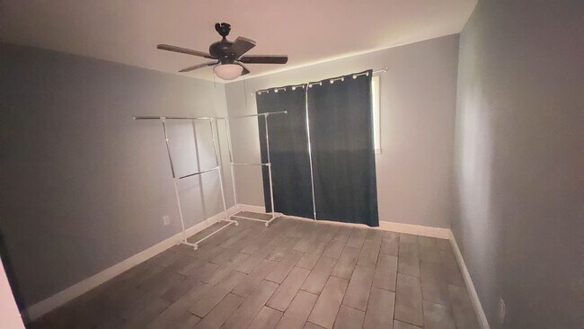 Building Photo - 3 Bedroom 2 Bath Available