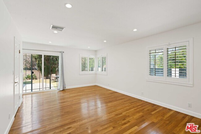 Building Photo - 6672 Bobbyboyar Ave