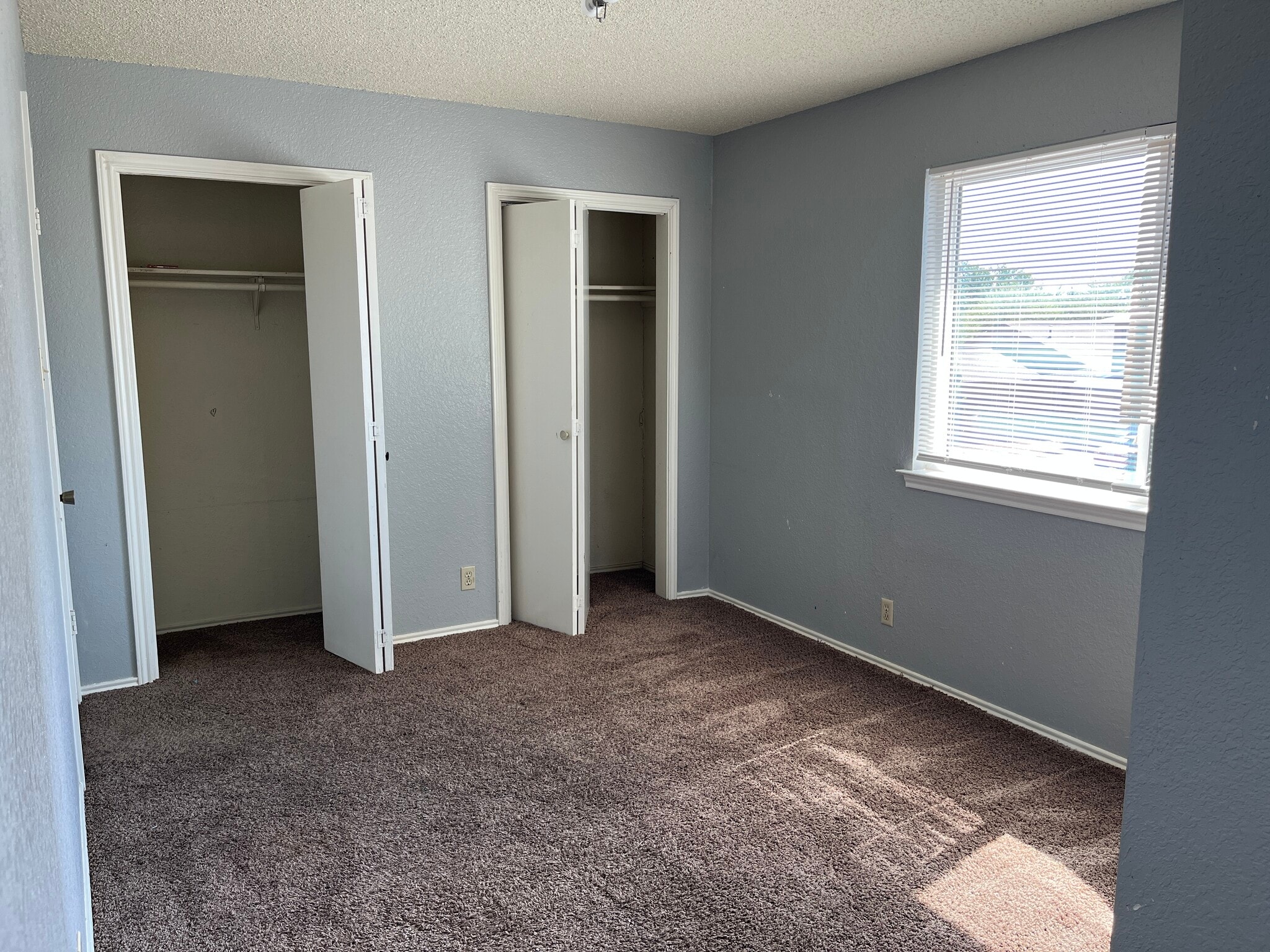 Guest bedroom with closets - 926 Chisholm Cv