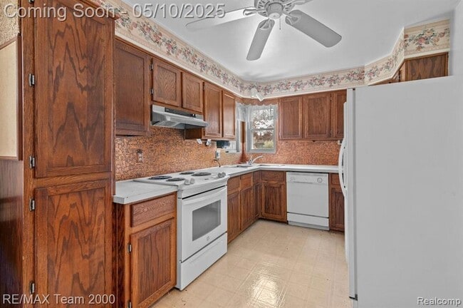Building Photo - 25152 Fairway Dr