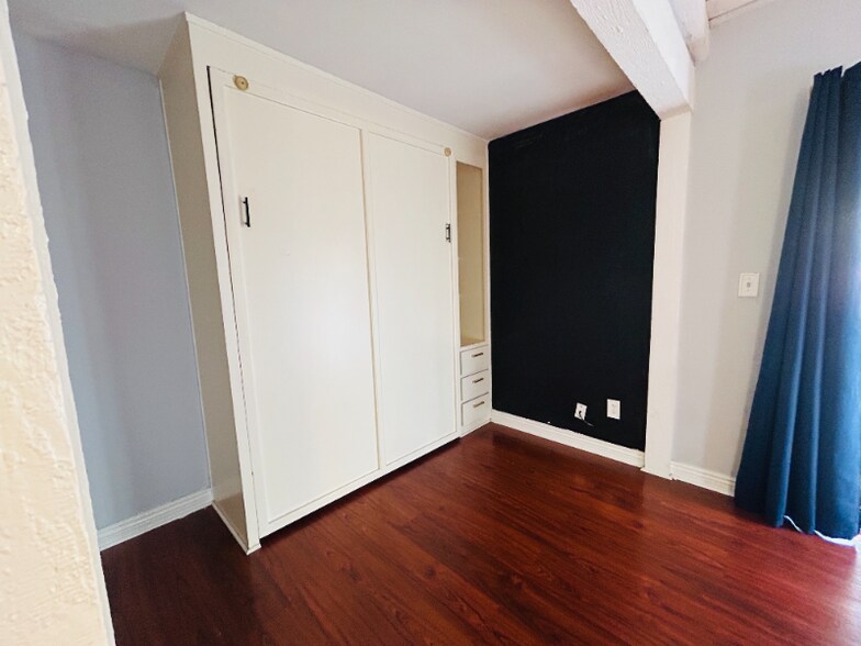 Building Photo - 1040 W MacArthur Blvd