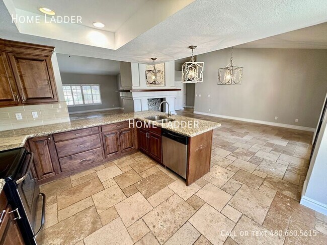 Building Photo - 10570 E San Salvador Dr