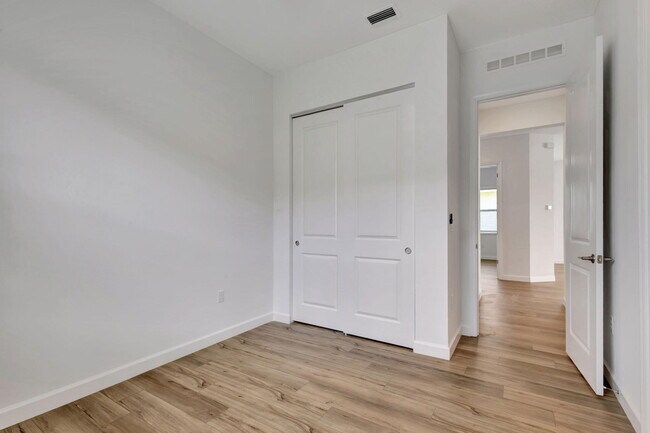 Building Photo - 1104 SE Crosswood Wy