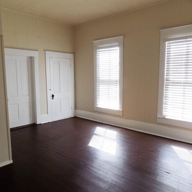 Building Photo - 404 S Lasalle St