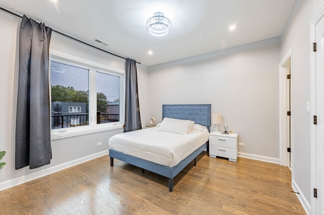 Building Photo - 4634 S Langley Ave