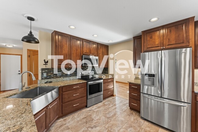 Building Photo - 2205 Valley View Dr