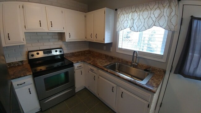 Building Photo - Spacious 4 bedroom 2 Bath Single Family Mt Pleasant