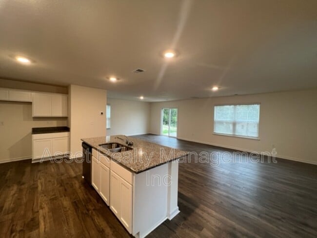 Building Photo - 323 Everleigh Cir