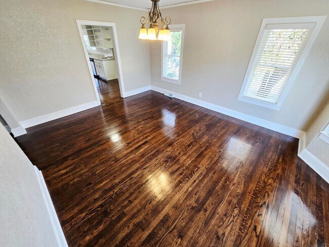 Building Photo - Charming Brick Home for Rent in Burlington