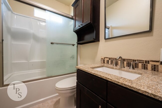 Building Photo - Fresno Westside Farm Home, 3BR/1BA, Built 1925 – Modern Updates!