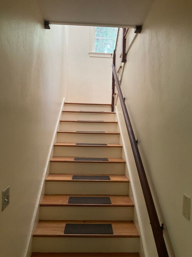 Building Photo - Great Home within Walking Distance to Campus.