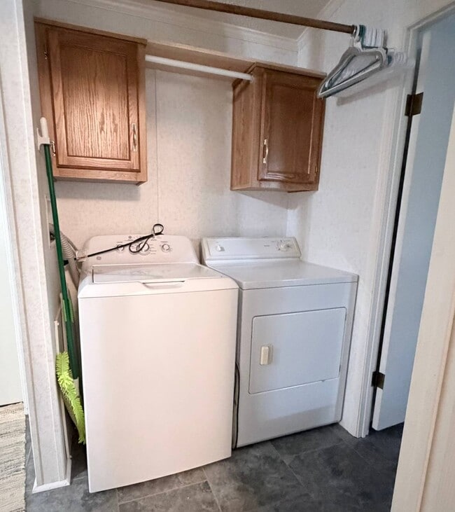 Building Photo - 117 Los Platanos St