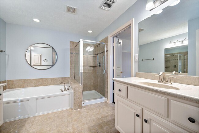 Building Photo - 2626 Couch St