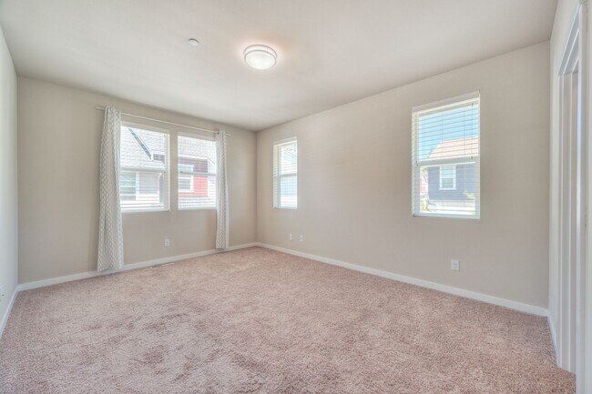 Building Photo - Spacious Brick and Wood Home in Issaquah