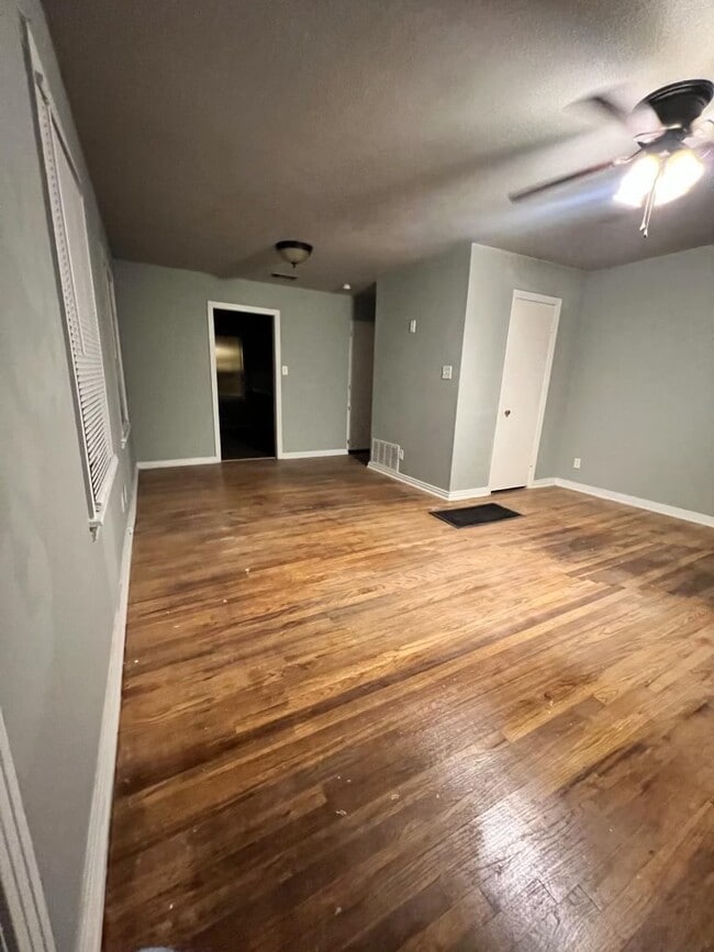 Building Photo - 107 E Comay Cir