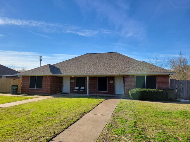Building Photo - Bryan - 3 bedroom / 2 bath duplex with fenced in yard.
