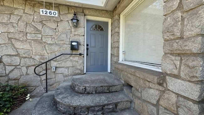 Building Photo - NEWLY RENOVATED 3 BED, 3 BATH ONE STORY HO...