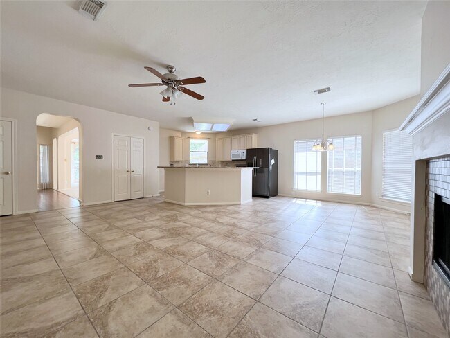 Building Photo - 4723 Silverlake Dr