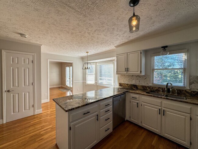 Building Photo - Charming 3 Bed, 2.5 Bath Home with a Bonus...