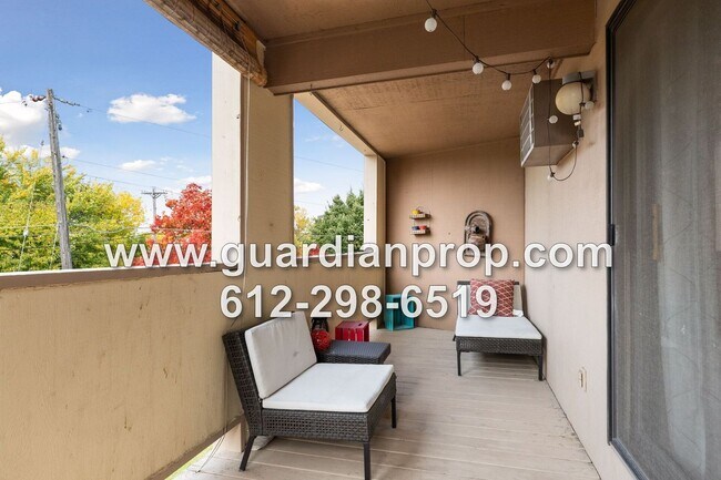 Building Photo - Top Floor Condo Available September 1 in H...