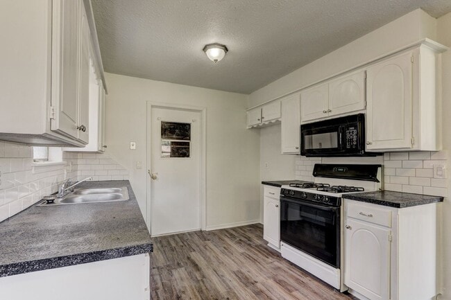 Building Photo - Cozy & Stylish Living Near ESA Park with F...