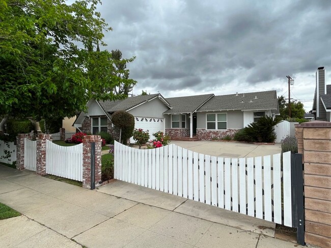 Building Photo - Upgraded 4+2 w/hardwood floors + great bac...