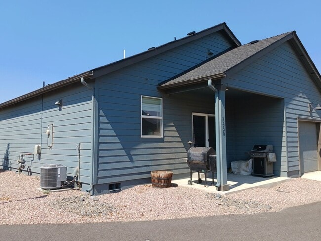Building Photo - Beautiful 2-Bedroom 2 Bathroom home locate...