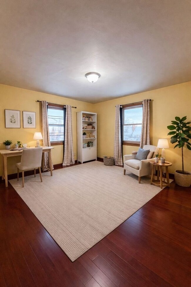 Building Photo - AVAILABLE NOW! - 2 Bed 1 Bath Home! Get 1/2 Off Your First Months Rent!