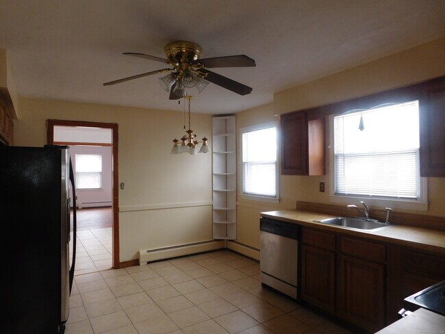 Building Photo - 537 Hollister St
