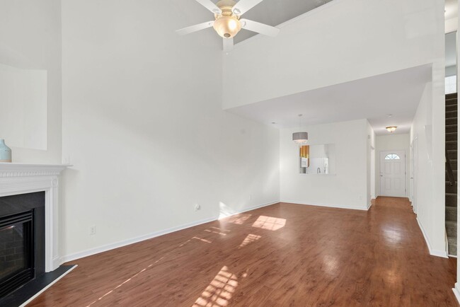 Building Photo - Beautiful 3 Bedroom 2.5 Bathroom Townhome ...
