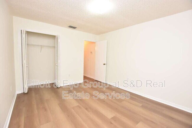 Building Photo - 2220 Maple Hill Ct