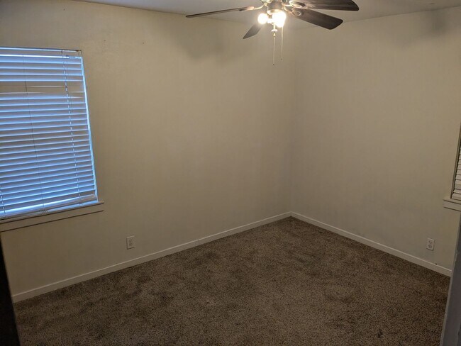 Building Photo - Spacious 4 Bed 2 Bath with Enclosed Patio and Stainless Steel Appliances