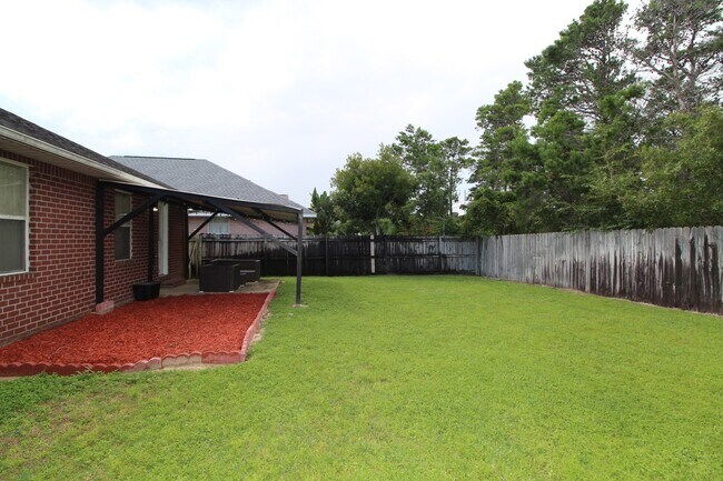 Building Photo - 3BR/2BA Gulf Breeze Brick Home in Oak Pointe with Vaulted Ceilings, Open Layout, Fenced Yard & La...