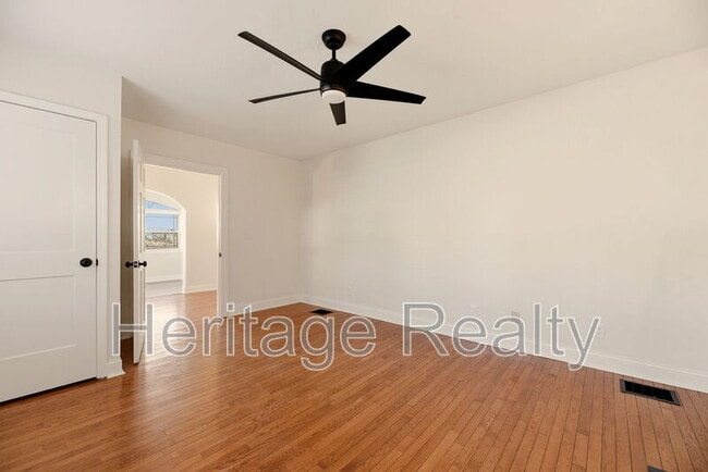 Building Photo - 3820 Sutherland Ave