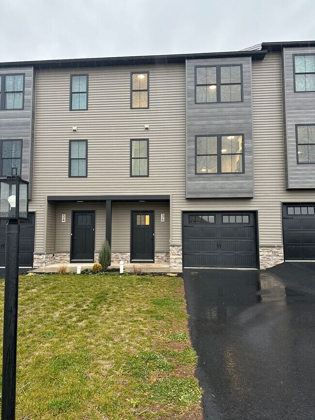 Building Photo - Beautiful Townhouse Available in York