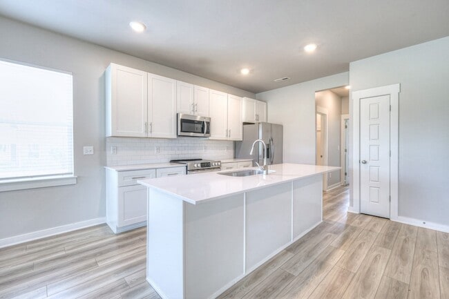 Building Photo - 531 Swanholme Dr