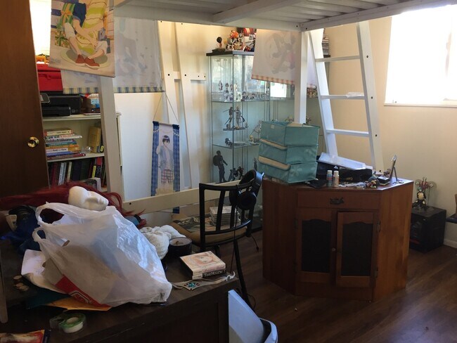 Building Photo - PRE LEASE: 3 Bed 1.5 Bath House Close To Campus!