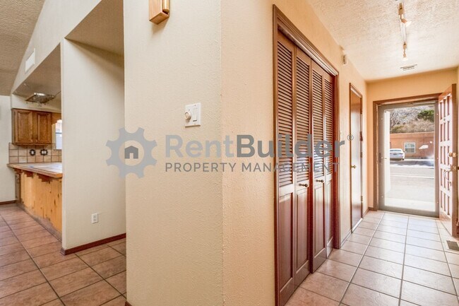 Building Photo - 2805 Palo Verde Dr NE