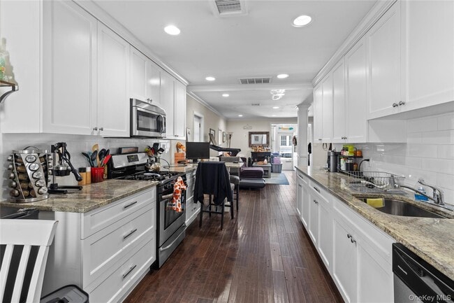 Building Photo - 76 Oregon St