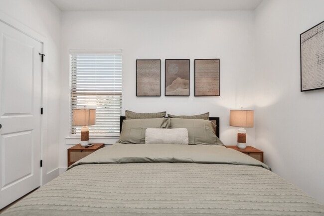 Building Photo - 2524 Live Oak St